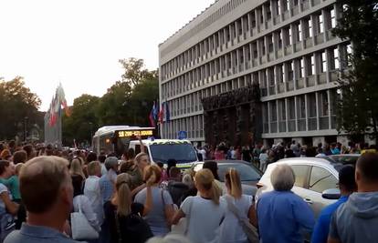 Opet prosvjed u Ljubljani zbog covid potvrda, održali minutu šutnje za preminulu djevojku