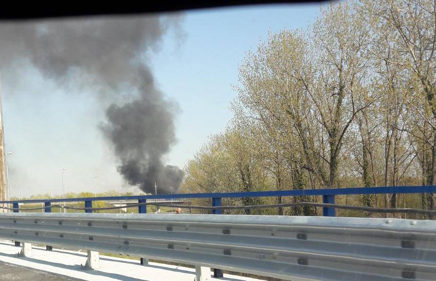 Kod Jankomirskog mosta gori smeće i trava, vatrogasci gase