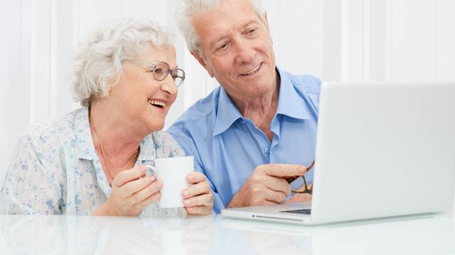 Kako starijim članovima obitelji objasniti surfanje internetom?