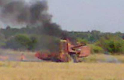 Zapalio se stroj, izgorjelo je polje pšenice u Vrbanji
