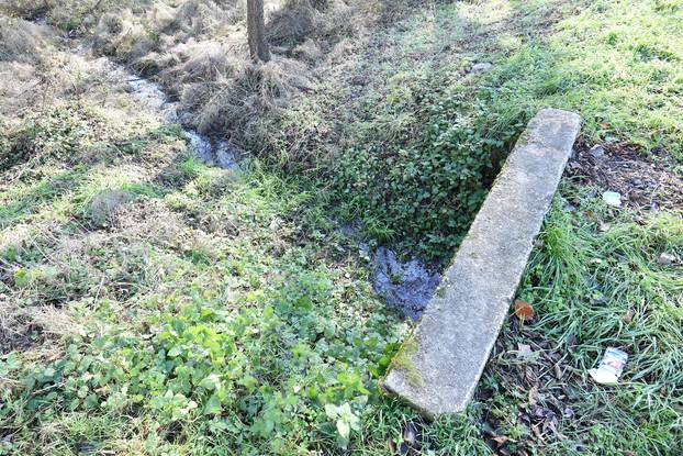 Nepoznati poÄinitelj pustio naftu u potok Rempec kod naselja Banfi nedaleko Äakovca