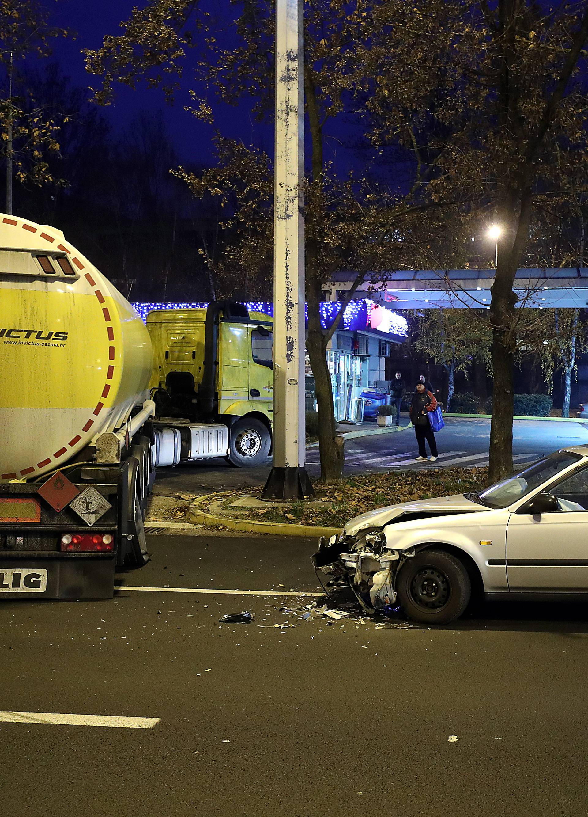 Sudar u Zagrebu: Automobil se zabio u cisternu na benzinskoj