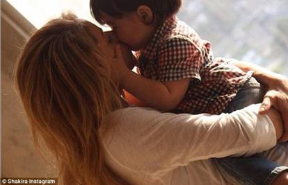 Kim proslavila prvi Majčin dan, Shakiru sin Milan grlio i ljubio