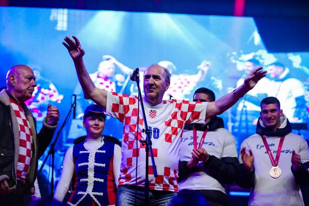 Zadar: Livaković i Erlić na bini u društvu Mladena Grdovića pjevali okupljenima