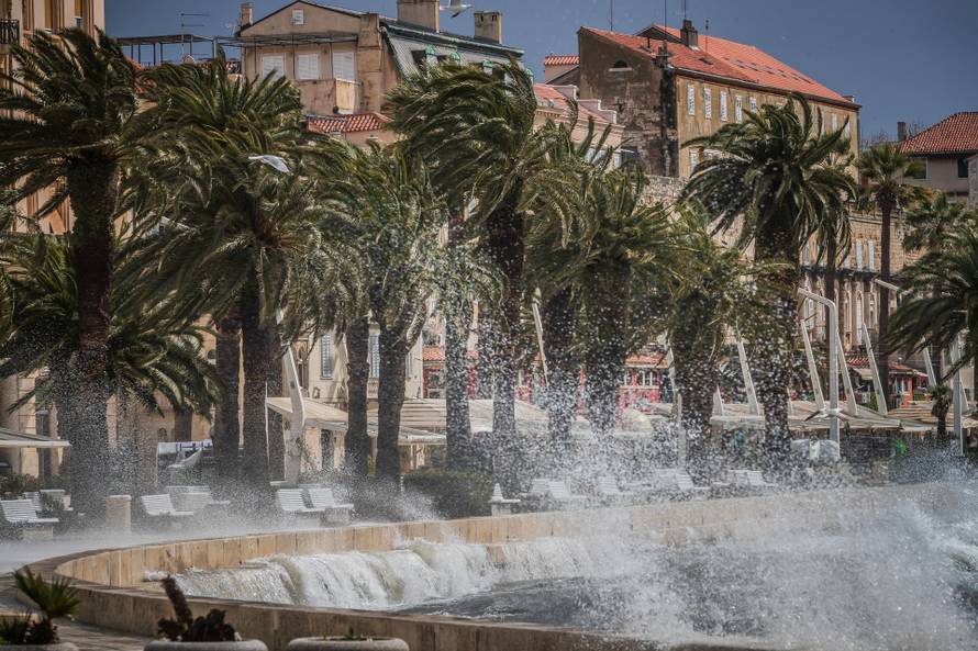 Split: Orkansko jugo potopilo rivu te stvaralo probleme u pomorskom prijevozu