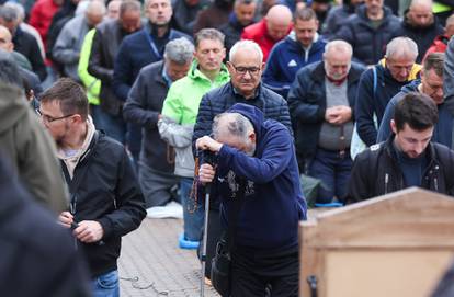 FOTO Muškarci mole za čednost i predbračnu čistoću. Dočekali ih transparenti: Oprez, mizoginija!