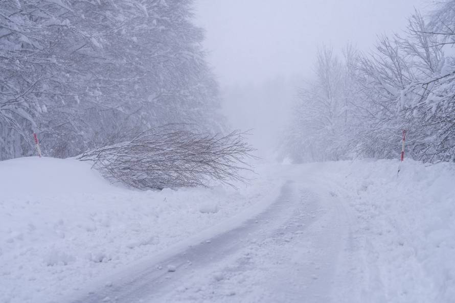 U Vrhovinama i Babinom Potoku palo je oko 50 do 80 cm snijega 
