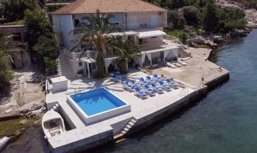 Biseri bespravne gradnje diljem Hrvatske: Ilegalno su betonirali plaže, stube, bazene, grobove...