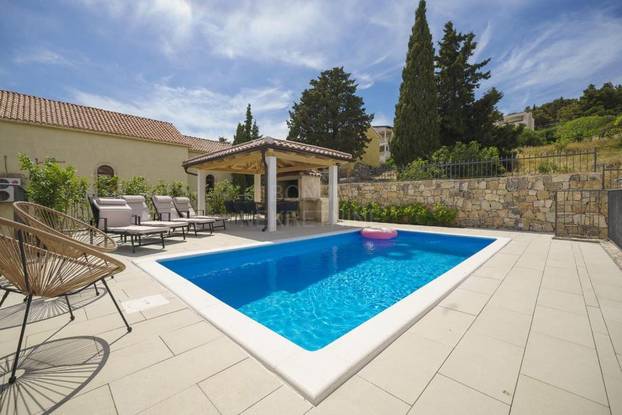 FOTO Ulov i pol: Kamena kuća u Tribunju nalazi se tik do mora, a vrijedi manje od 'milje'!?!