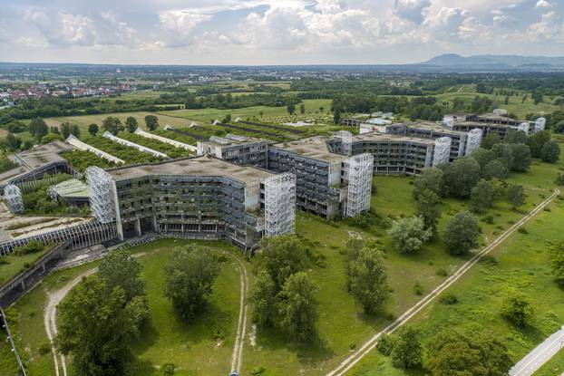 Pogled s visine na nedovršenu Sveučilišnu bolnicu