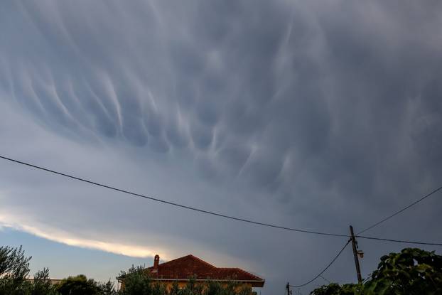 Mammatus oblaci nad Zadrom