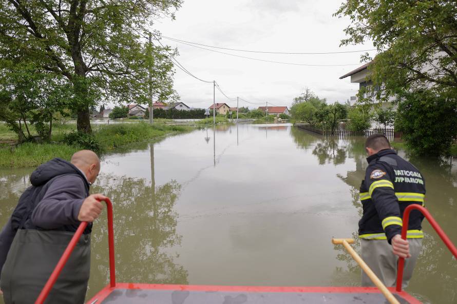 Karlovac: Vatrogasci i Crveni križ dostavljaju kruh građanima koji su u svojim kućama