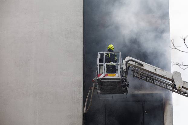 Zagreb: U Prečkom izbio požar u stambenoj zgradi koji se proširio na gornje katove