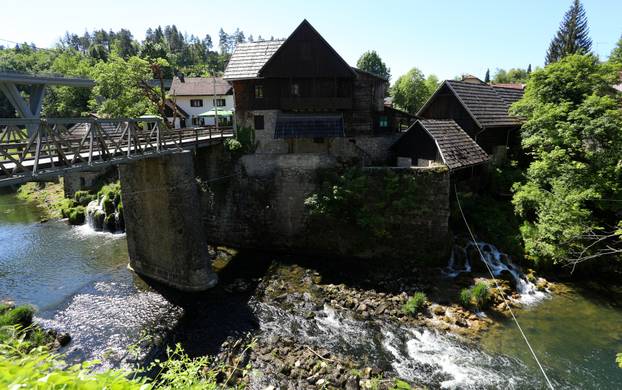 Slunj: Turisti svakodnevno posjećuju Rastoke  koje su nedavno dobile novu šetnicu