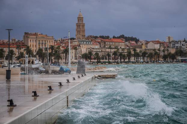 Split: Orkansko jugo potopilo rivu te stvaralo probleme u pomorskom prijevozu