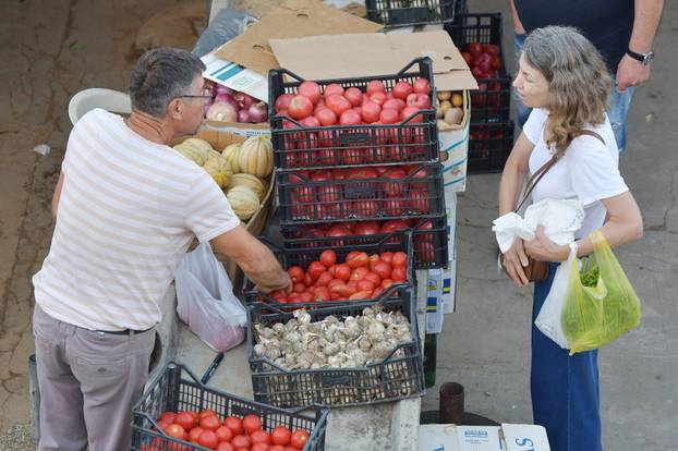 Šibenik: Subotnja ponuda vo?a i povr?a na gradskoj tržnici