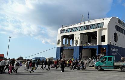 Šest tisuća ljudi napustilo Santorini koji se i dalje trese