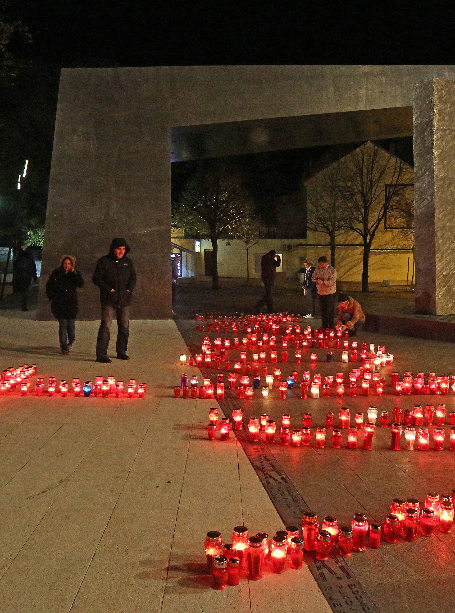 Knin: građani zapalili svijeće ispred spomenika Oluja 95.
