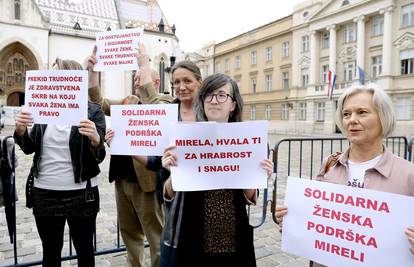 Pred Saborom podržali Mirelu kojoj bolnice nisu dale pobaciti: 'Hvala što nisi pognula glavu'