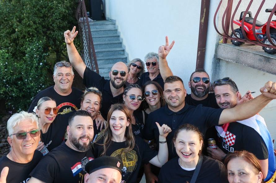 Sinj: Posjetitelji dolaze na hipodrom uoči početka Thompsonovog koncerta