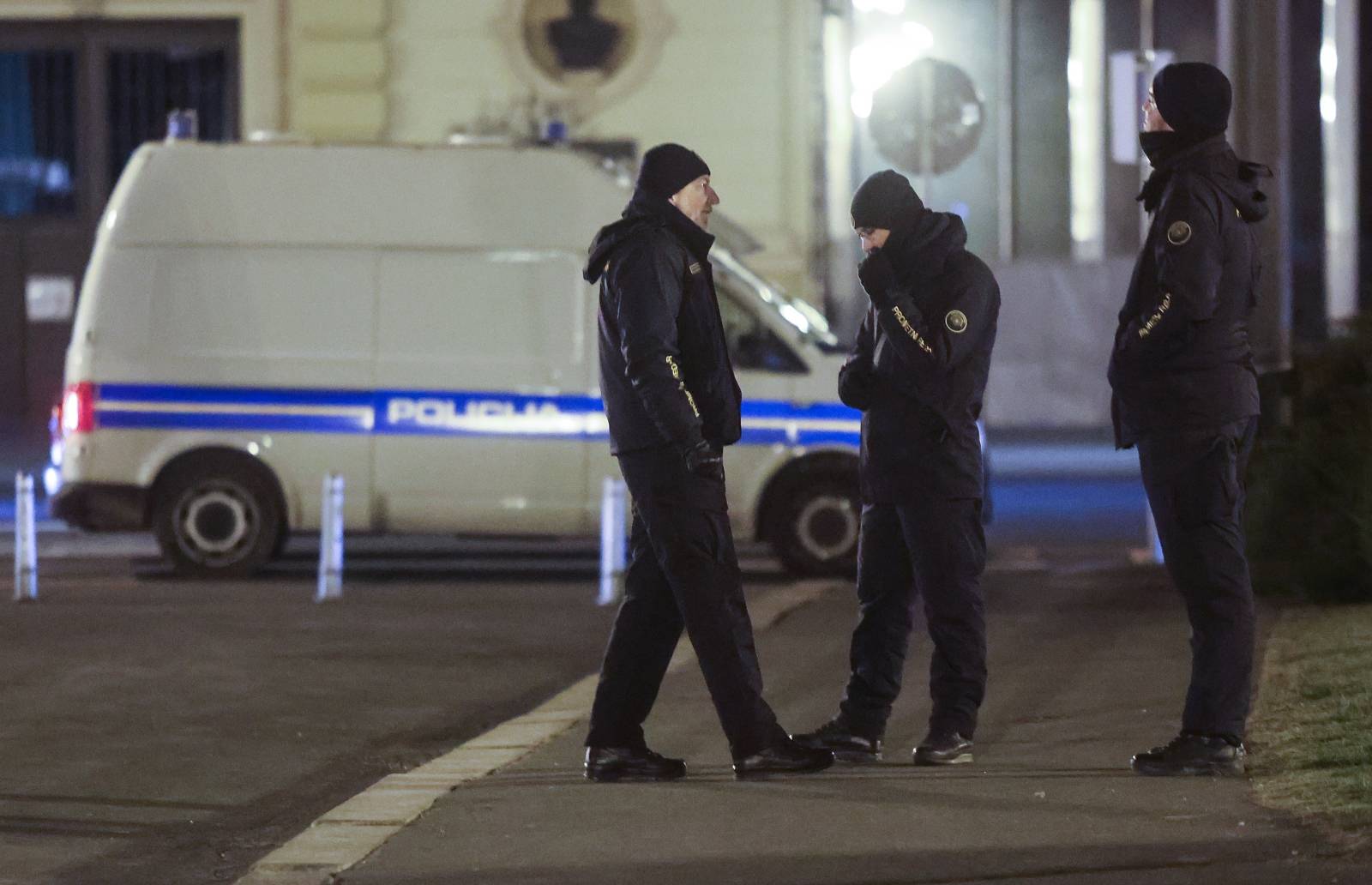 Zagreb: Policija i prometni redari dežuraju oko HNK i ne dopuštaju okupljanje mladima