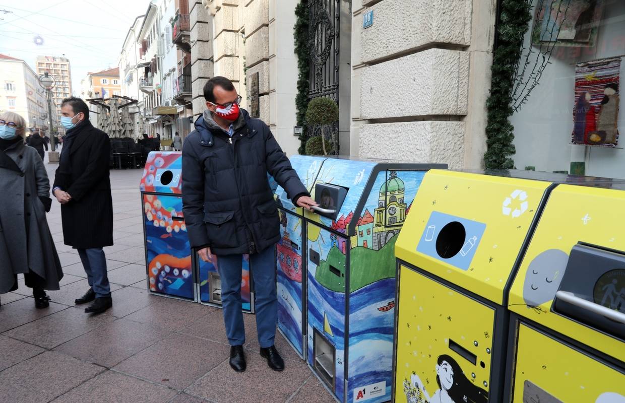 U središtu Rijeke pet 'pametnih' spremnika za odvojeni otpad