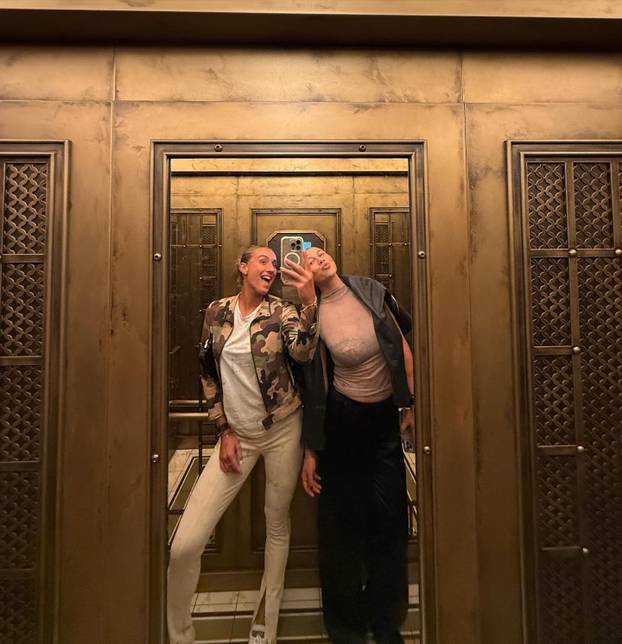 FOTO Kritizirali je zbog grudi. Povukla se, vratila pa rasturila