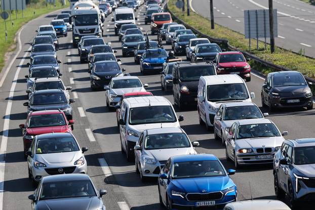 Zagreb: Gužve prema Jadranu, kolone vozila protežu se kilometrima