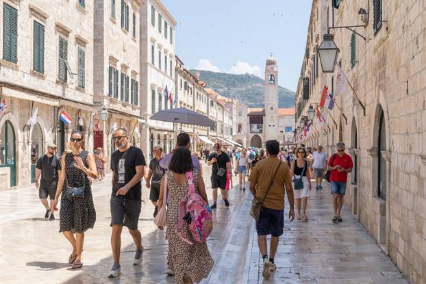 Dubrovnik:  Pune plaže i turističke gužve u gradu