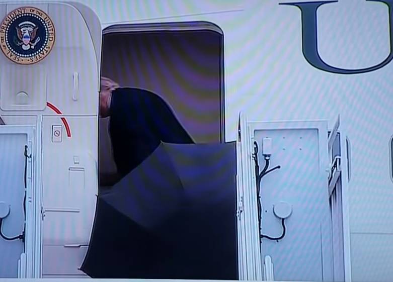 Ne zna ga sklopiti? Trump je bacio kišobran pred avionom