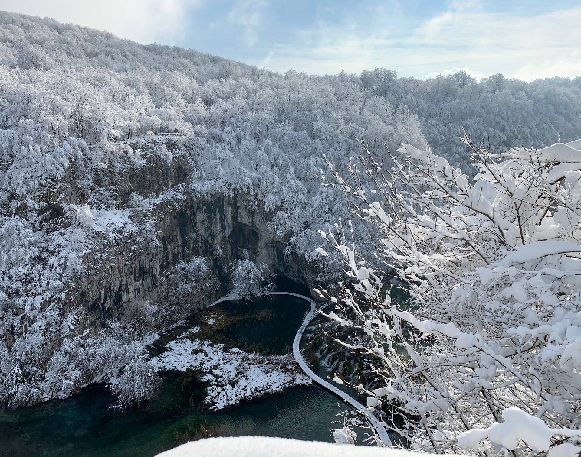 Snježna čarolija na Plitvicama: Palo je 20 centimetara snijega