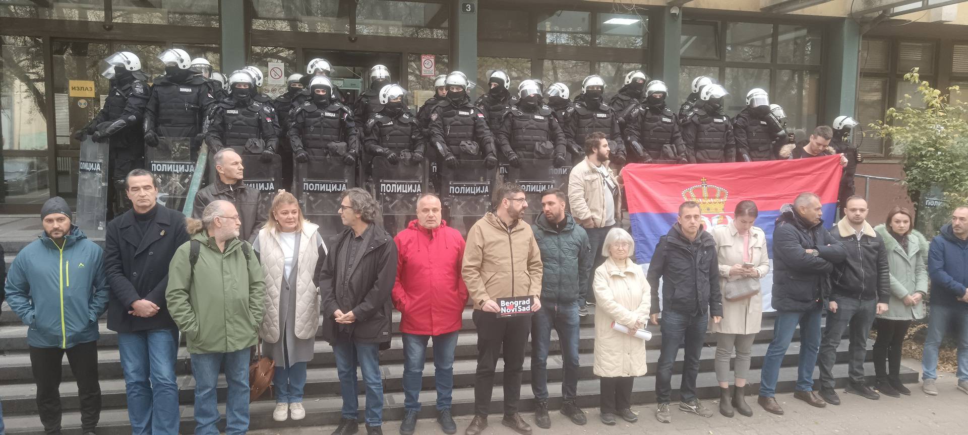 Novi Sad: Prosvjednici se naguravali sa specijalcima na ulazu u zgradu suda i tužiteljstva