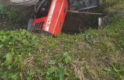 Slatina: Traktor je pao u kanal