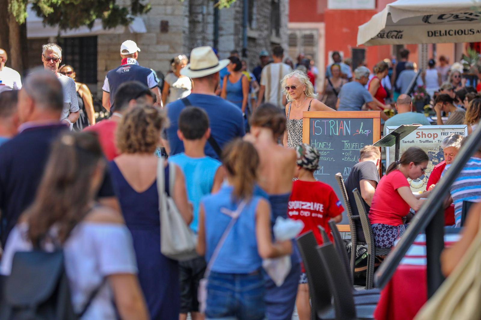 U Puli su ulice prepune turista