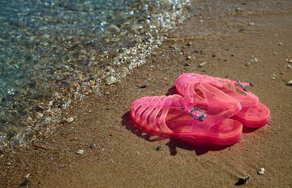 Popularne gumene sandale za more vraćaju se u modu: Dolaze u raznim varijantama i bojama