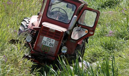 Vladislavci: Muškarca (74) u polju prignječio traktor