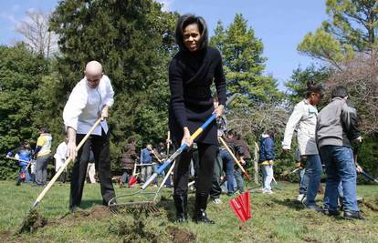 Michelle Obama posadila u vrtu Bijele kuće bijeli luk