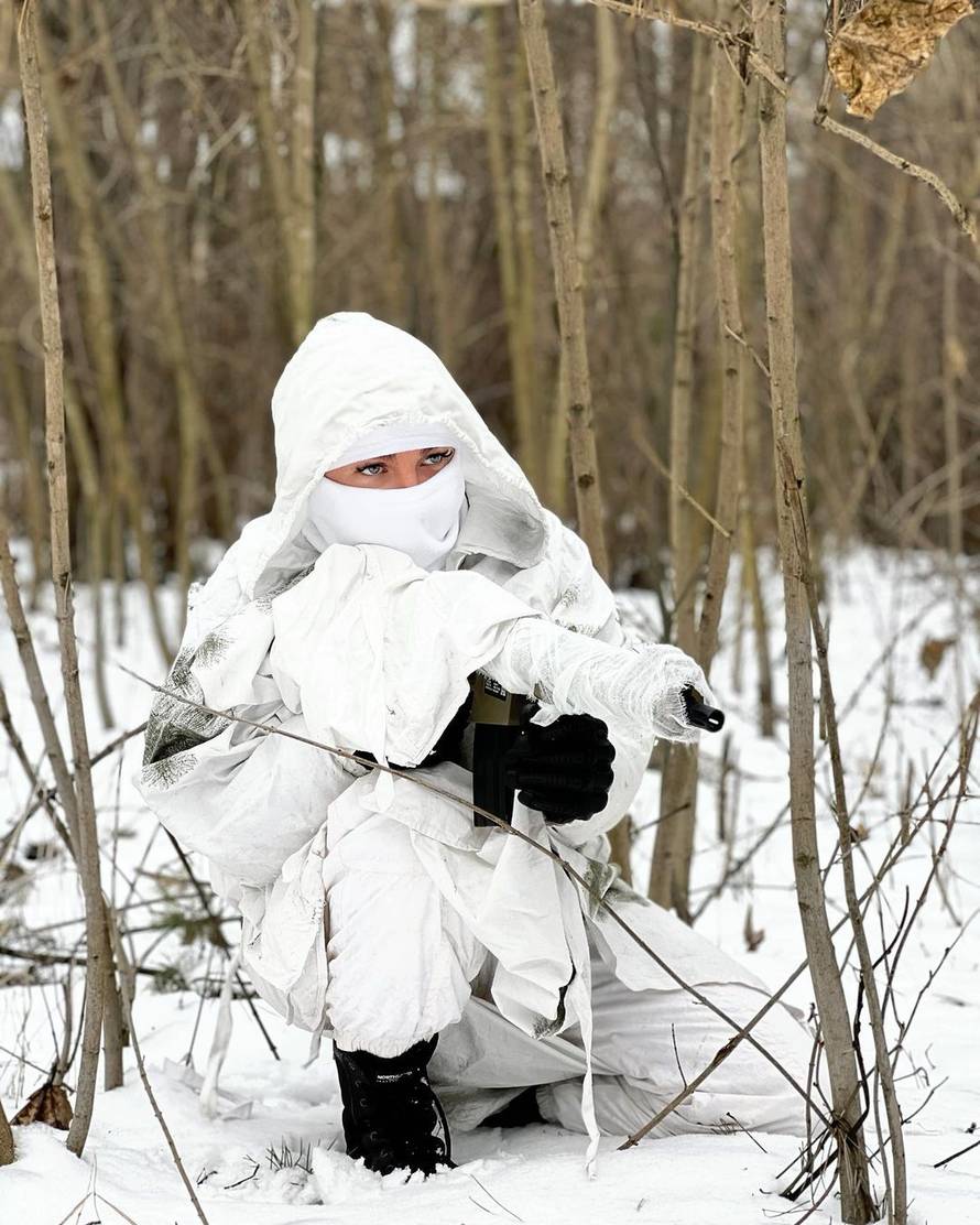 Bivša Miss Ukrajine trenira s oružjem: Skinimo sve znakove i pošaljimo Ruse ravno u pakao!