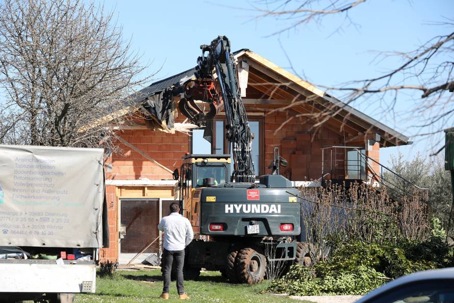Rušenje bespravnih objekata na području Umaga