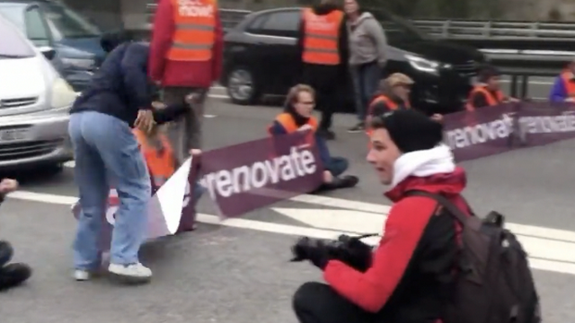 Klimatski aktivisti su se zalijepili na autocesti u Švicarskoj: Vozači su pobjesnjeli