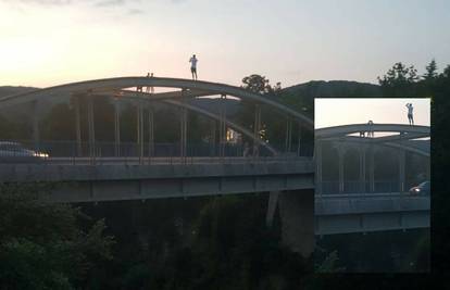 Zbog fotografija opet riskiraju živote: Popeli su se na most...