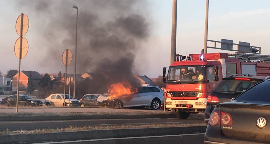 Sudar u Velikoj Gorici: Jedan auto planuo, dvoje ozlijeđenih