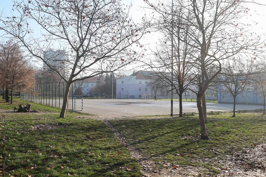 Ošte´ceno igralište OŠ Julija Klovi´ca nakon eksplozije pirotehnicke naprave