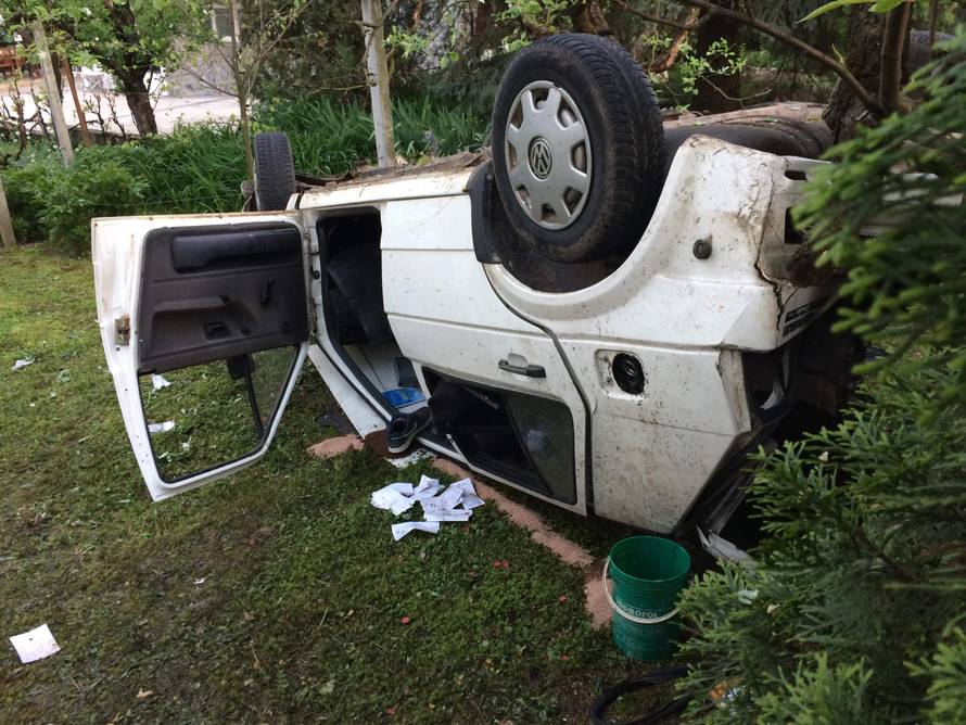 Probili betonsku ogradu, motor izletio iz auta: Trojica u bolnici