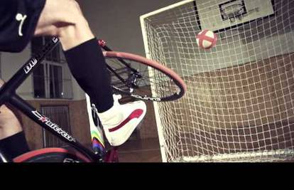 Cycle ball: Neobičan nogomet koji se uz loptu igra i - biciklom