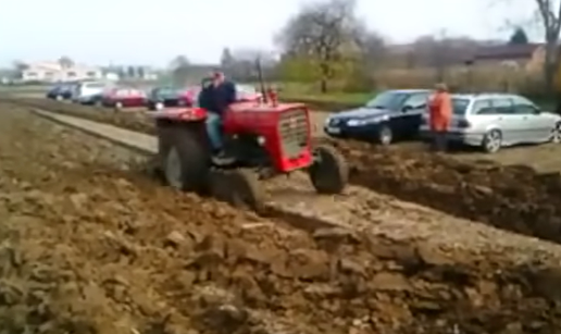 FOTO Sje&cacute;ate se njega? Parkirali aute na njivu kod Hreli&cacute;a, on je cijelu preorao! Zvali su i policiju