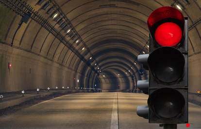 Izignorirao 63 crvena svjetla u tunelu: Prošao 17 kilometara pa shvatio da je tunel zatvoren