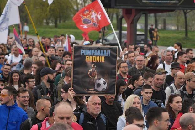 Studenti i građani koji su krenuli iz više naselja na općini Čukarica  sve su bliže centru Beograda