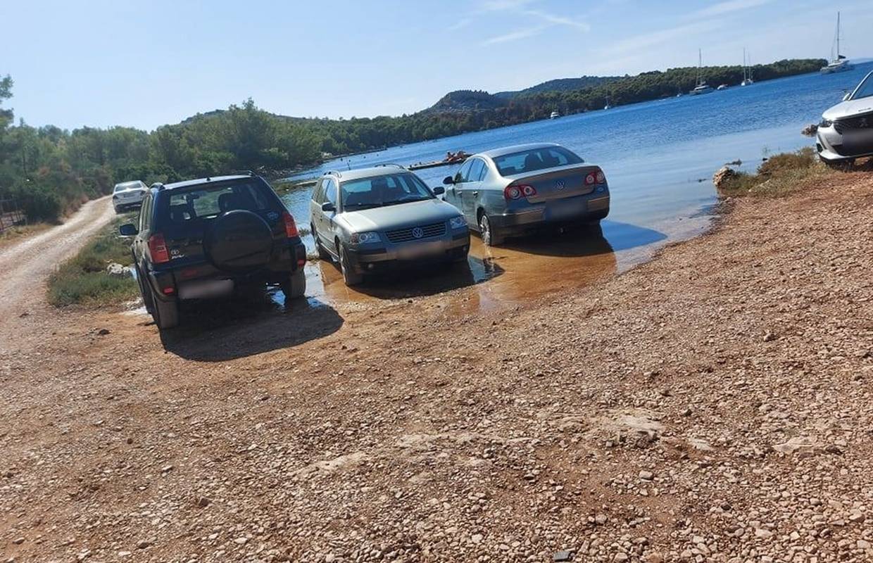 Pa ovo je vez, ne parking: 'Ma znali su što rade, gledala sam kako čovjek parkira u plićak'