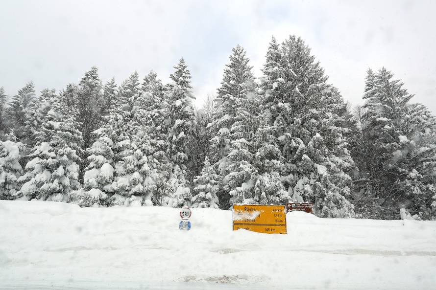 Zameteni u Delnicama: Nanosi snijega do balkona na 1. katu!